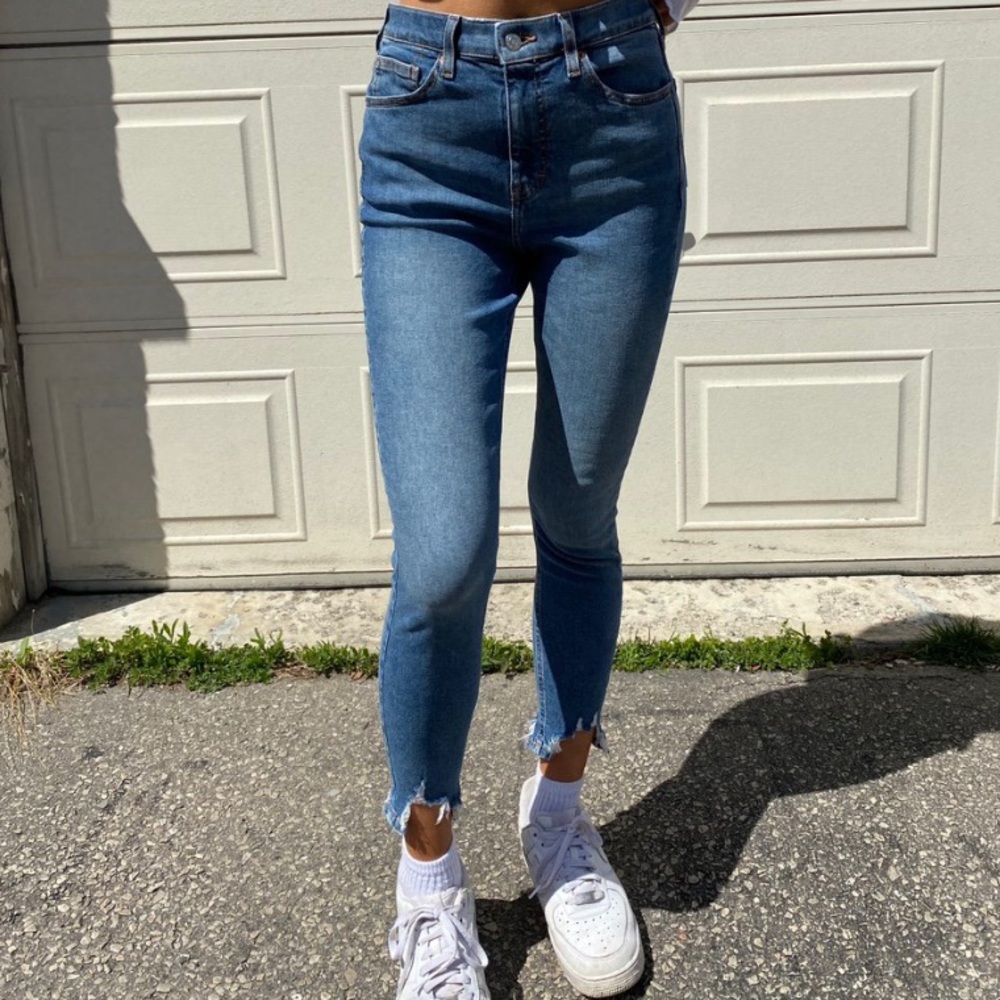 Top Shop Mid blue jagged hem jamie jeans 💗